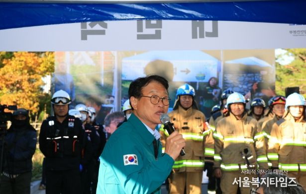 김대권 수성구청장이 ‘2025년 재난대응 안전한국훈련’에서 참여한 기관에 격려인사를 하고 있다.