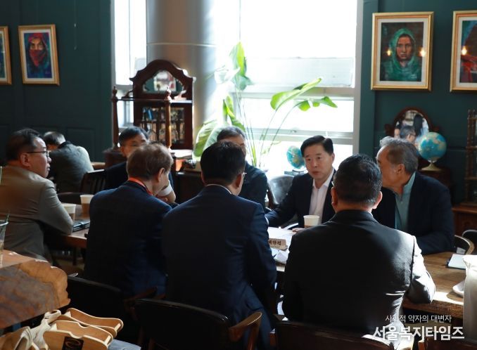 인천항만공사 이경규 사장이 OKTA 임원진들과 인천항 수출 관련 협의를 하고 있다