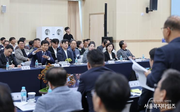 이상익 함평군수가 정책비전 투어에서 연설하는 모습