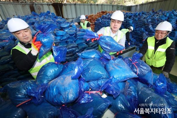 박희조 동구청장이 대별동 제설창고에서 모래주머니를 나르며 제설자재 준비상황을 점검하고 있다.