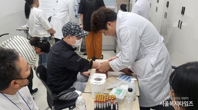 나주시 보건소가 지난 26일 외국인 근로자들을 대상으로 혈액매개감염병 신속 검사를 했다.