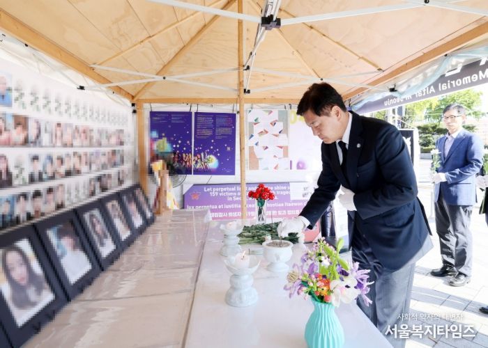 김관영 전북특별자치도지사가 29일 이태원 참사 발생 3주기를 맞아 전주 풍남문광장에 마련된 ‘이태원 참사 희생자 추모 분향소’를 찾아 헌화와 묵념을 올리며 희생자들을 애도하고 있다.