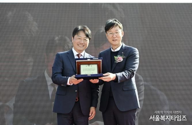 이민근 안산시장(오른쪽)이 윤동열 안산대학교 총장(왼쪽)으로부터 감사패를 전달받고 함께 기념촬영을 하고 있다.