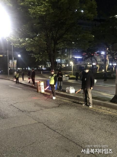 성남 판교 유스페이스 인근에서 관외택시 불법 영업 합동단속 중인 모습