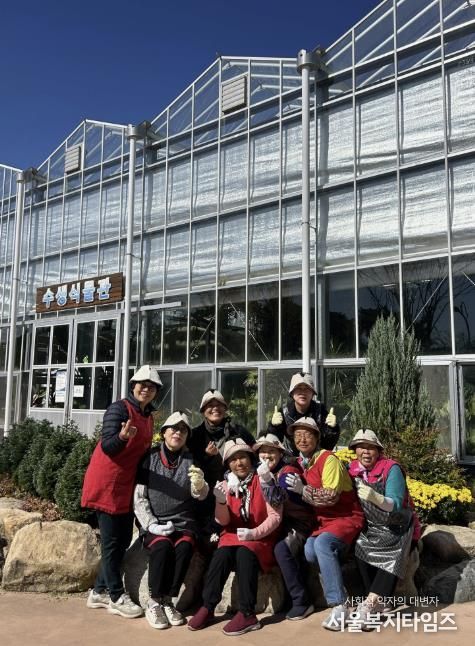 2025 대한민국 국향대전, (사)한국생활개선회함평군연합회가 두건을 착용한 모습