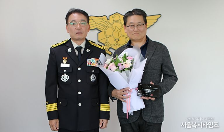 대전소방본부 우수 구급지도의사에 감사패 수여-김문용 소방본부장과 박성수 교수