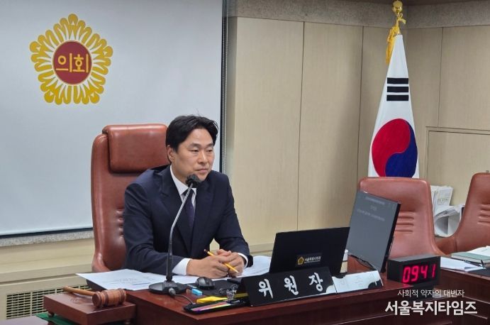 제333회 정례회 행정사무감사에서 상임위원회를 주재하는 이종배 위원장(11월 4일)