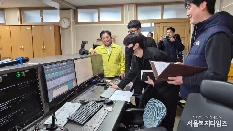 광주시교육청이 6일 광주고등학교에서 교육부, 한국교육시설안전원과 함께 수능시험장 방송시설을 점검하고 있다.