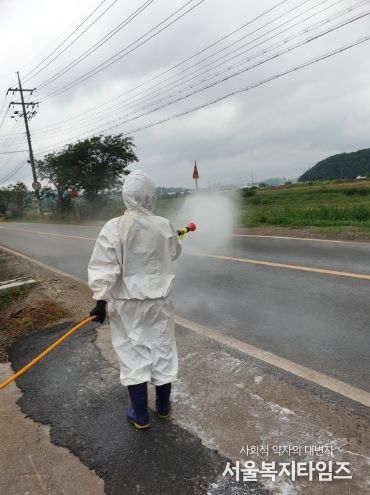 천안 풍서천 일대에서 H5형 조류인플루엔자(AI) 항원이 확인된 가운데 천안시가 인근 가금농가 입구를 통제하고 있다.