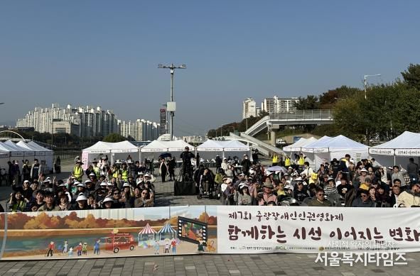 7일 열린 제3회 장애인인권영화제에 방문한 구민과 관계자들의 모습