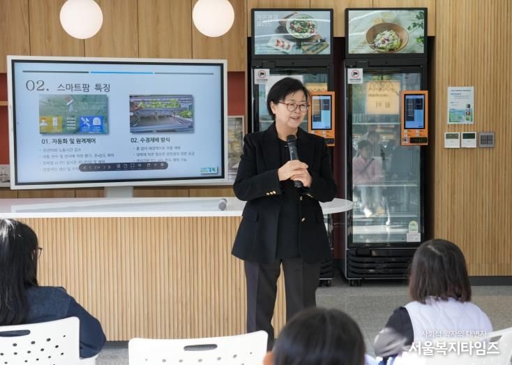 지난 5일 진행된 스마트팜센터 체험 프로그램에서 이순희 강북구청장이 인사말을 하고 있다.