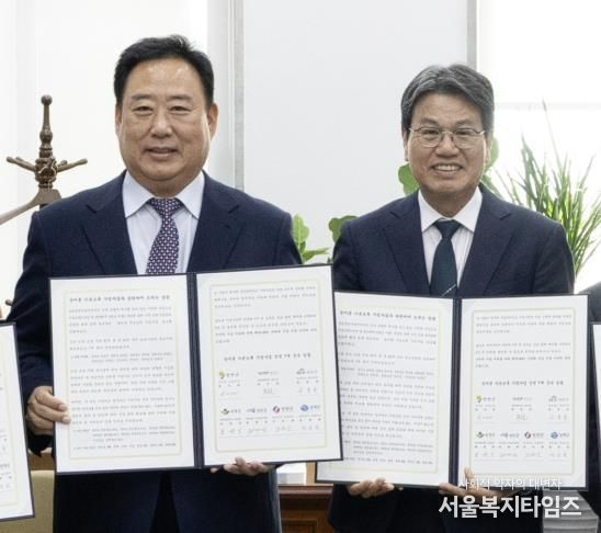 지난 7일 국회를 방문한 김돈곤 군수가 농림축산식품해양수산위원회 어기구 위원장을 만나 농어촌 기본소득 시범사업의 국비 비율 상향을 건의하고 있다.