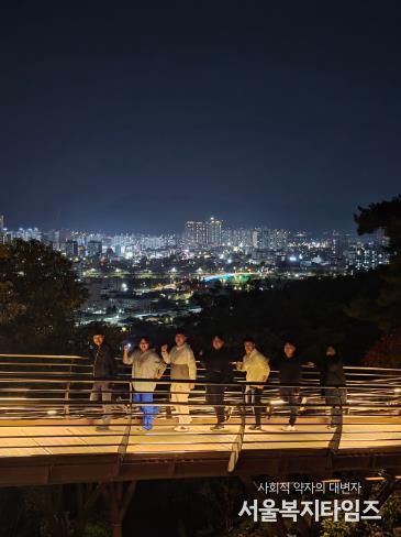 밀양시는 아리랑고갯길 일원에서 시민과의 현장 소통 프로그램을 마친 후 단체 기념 촬영을 진행했다.