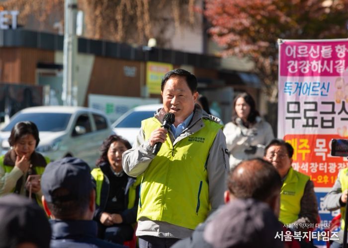 주광덕 시장, 어르신께 직접 설렁탕 배식…지역 나눔행사 참여