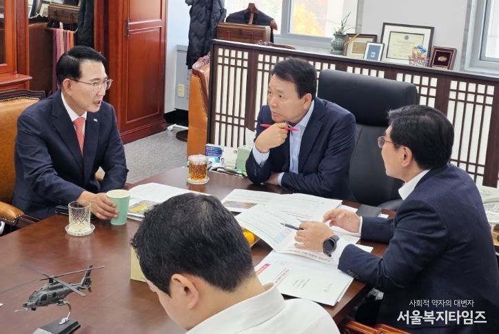 이완섭 서산시장이 13일 국회에서 성일종 국방위원장과 만나 주요 현안 사업 추진을 위한 국비 반영을 건의했다.