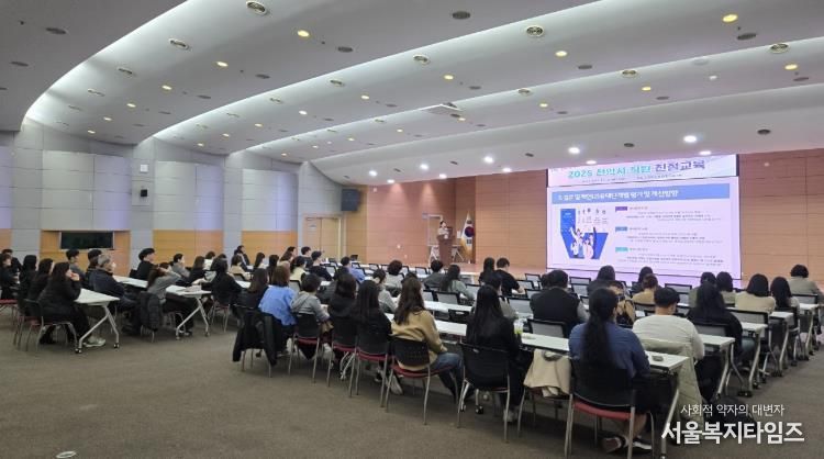 천안시는 14일 시청 대회의실에서 직원 대상 친절교육을 실시했다.