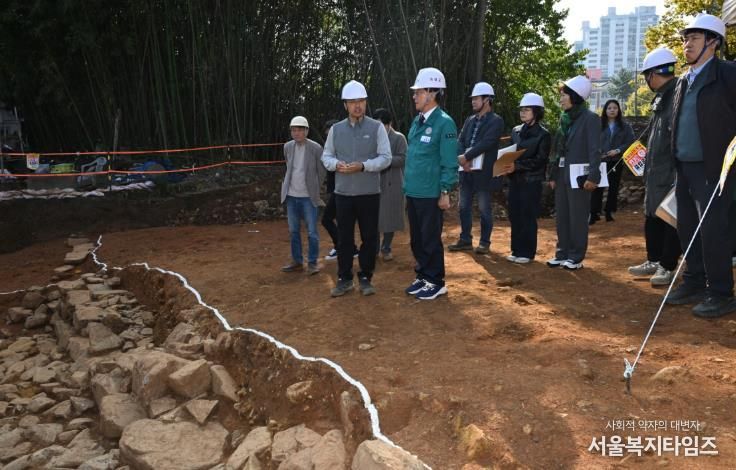 정종복 기장군수가 14일 학술발굴조사 자문회의에서 발굴조사 관계자로부터 현장설명을 듣고 있다