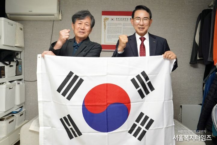 이완섭 서산시장이 14일 부춘동에 거주하고 있는 애국지사 이봉하 선생의 자녀 이완성 씨를 만나 감사의 뜻을 전했다.