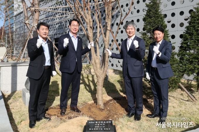 정명근 화성특례시장, 배정수 화성특례시의회 의장, 이영석 ASM코리아 대표가 기념 식수를 하고 기념촬영을 하고 있다