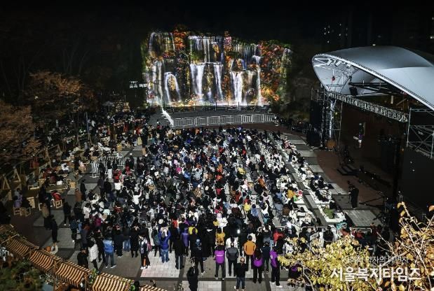 지난 15일 배봉산 숲속폭포에서 미디어파사드 작품이 첫 상영되고 있다.