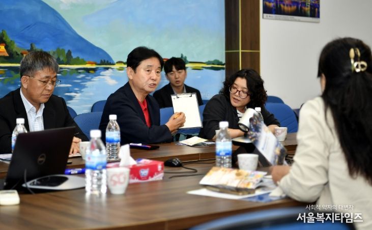 최문순 화천군수가 9일부터 14일까지 베트남과 홍콩, 타이완 현지 여행사를 방문해 축제 상품을 설명하고 있다.