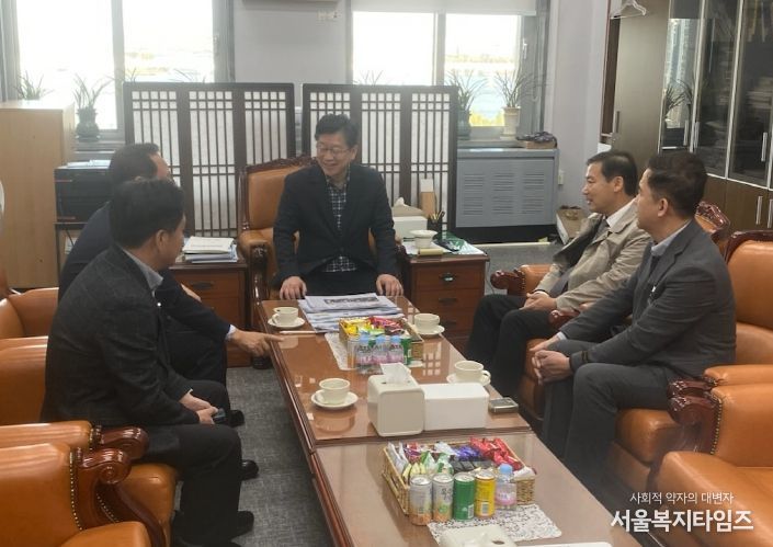 진안군, 농어촌 기본소득 5개 군 추가 선정 마지막 고비 돌파 나서 (전춘성 진안군수가 안호영 의원을 만나 기본소득 추가 선정에 힘을 더해주길 요청하고 있다)