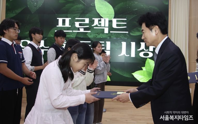 김대중 전남교육감이 ‘공생의 길(물길·숲길) 프로젝트’ 우수동아리 시상을 하고 있다.