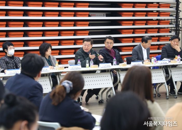 박승원 광명시장이 17일 오후 광명동초등학교 통학로 안전 확보를 위한 현장간담회에 참석해 발언하고 있다.