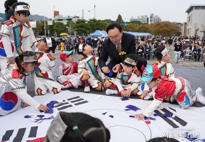 윤병태 나주시장이 10월 30일 나주학생독립운동의 정신을 되새기는 '제4회 나주시 태극기 거리 축제'에 참가해 어린이들과 함께 태극기 만들기 체험을 하고 있다.