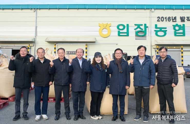 김석필 천안시장 권한대행 부시장이 18일 입장면 공공비축미곡 수매 현장을 찾아 농업인을 격려하고 있다.