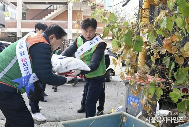 조용익 부천시장과 김태웅 부천시 자율방재단장이 제설제 보충 작업을 하고 있다.