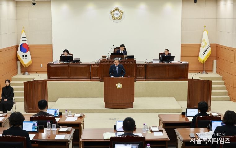 정용래 유성구청장이 20일 유성구의회 본회의에서 2026년도 예산안 제출에 즈음한 시정연설을 하고 있다.