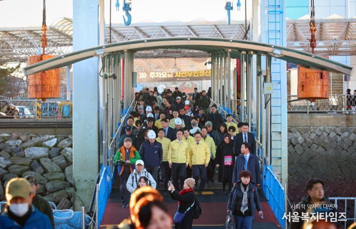 김민석 국무총리가 21일 동절기 해양안전사고 예방 점검차 인천 중구 연안여객터미널을 방문, 이용실태를 확인하고 있다.