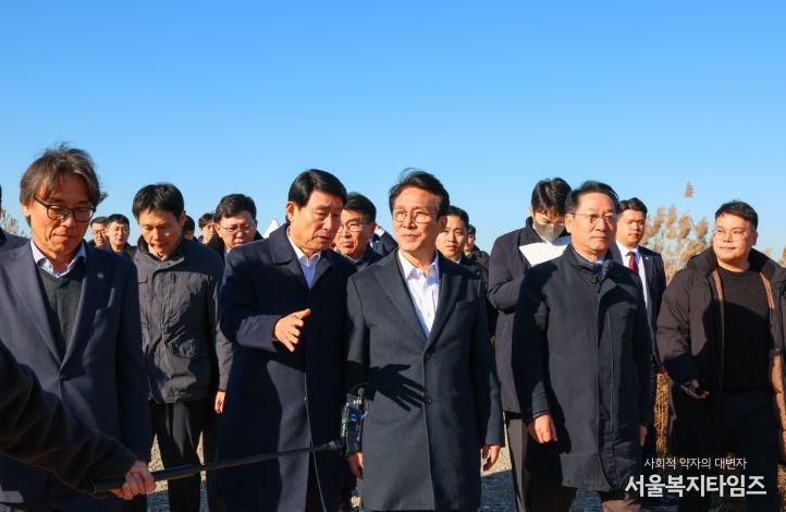 김민석 국무총리가 21일 인천 서구 수도권매립지를 방문, 3-1매립장 위생매립 현황 및 2매립장 상부공간 활용대책에 대해 브리핑을 받으며 점검을 하고 있다.