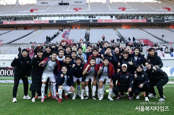 11월 22일 서울 원정경기에서 승리한 김천상무 선수단이 승리샷을 찍고 있다