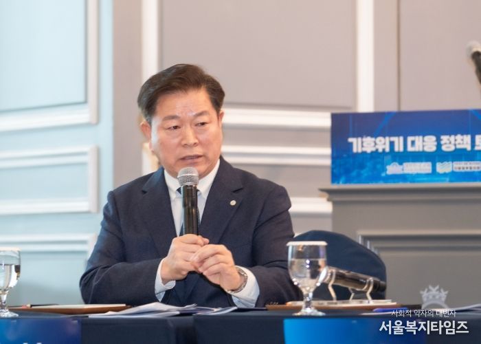 박승원 광명시장이 24일 서울 여의도 켄싱턴호텔에서 열린 ‘국가와 지방이 함께하는 탄소중립 실현, 기후위기 대응 정책 토론회’에 참석해 지방정부 기후 분권의 필요성에 대해 말하고 있다.