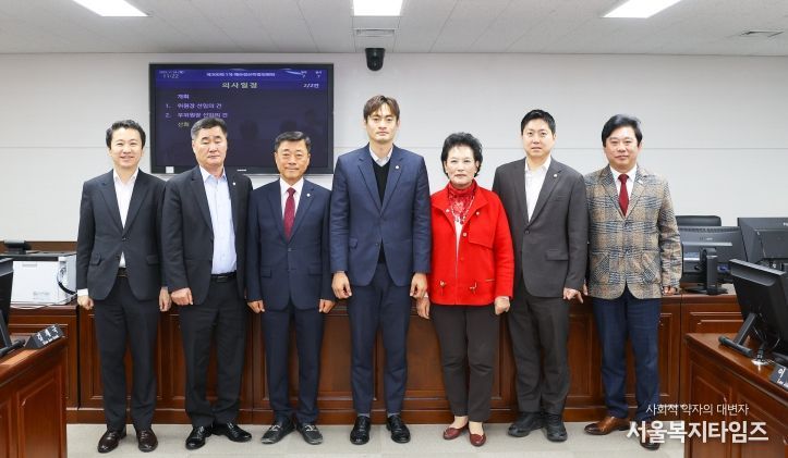안산시의회가 24일 제300회 제2차 정례회 예산결산특별위원회 구성과 예산결산특별위원회 위원장 및 부위원장 선출을 마쳤다. 사진 왼쪽부터 송바우나 유재수 김재국 위원, 선현우 위원장 이진분 부위원장 최찬규 한갑수 위원의 모습