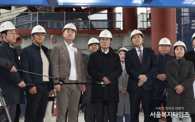 김민석 국무총리가 25일 도봉구 서울 아레나 복합문화시설 건립 현장을 방문, 사업 추진 현황에 대해 보고 받은 뒤 발언을 하고 있다.