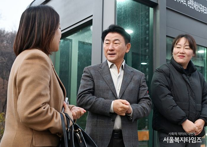 김동근 시장이 11월 26일 신곡동 이편한세상 신곡포레스타뷰아파트 정류소에서 한 시민과 소통하고 있다.