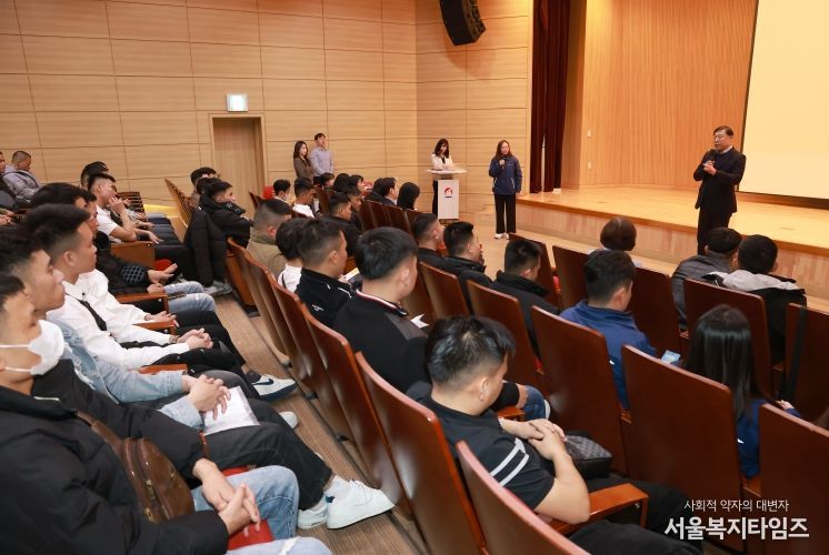 울산 동구는 26일 5층 중강당에서 신규 입국한 베트남 출신 외국인 근로자 40명을 대상으로 슬기로운 동구생활 설명회를 갖고 김종훈 동구청장이 참석해 인사말 및 단체 기념촬영을 하고 있다.