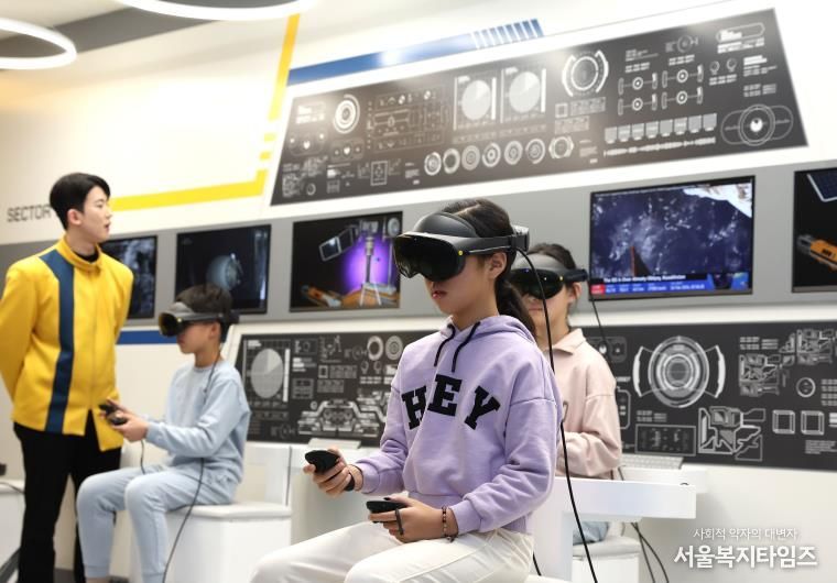 강남미래교육센터에서 체험프로그램에 참가하는 어린이들