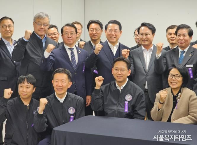 김영록 전라남도지사가 27일 새벽 고흥 나로우주센터에서 한국형발사체 ‘누리호’ 4차 발사 성공을 관계자들과 축하하고 있다.