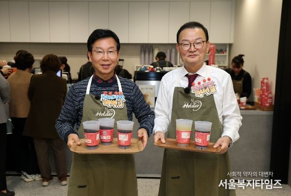 박병규 광산구청장이 27일 구청 1층 카페홀더에서 일일 명예점장 사회공헌활동을 진행했다.