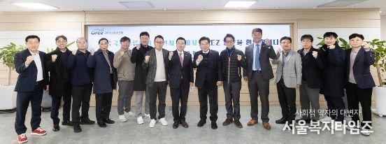 광양만권경제자유구역청 청사에서 한국국제물류협회 회원사 관계자들이 광양항 및 광양만권 산업단지 현장시찰에 앞서 구충곤 청장 등과 함께 기념촬영을 하고 있다.