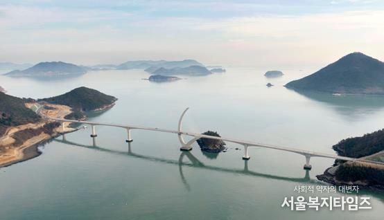 여수와 고흥을 연결하는 해상교량을 달리는 ‘2025 여수일레븐브리지마라톤’이 올해 제1회 대회로 오는 29일 첫선을 보인다.