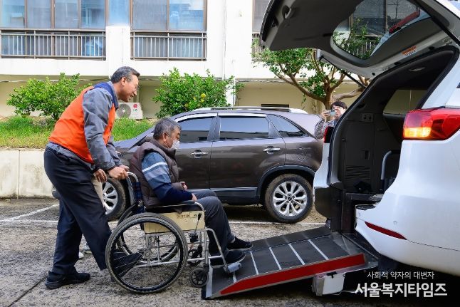 장애인 병원 동행 서비스 봉사하는 오순문 시장