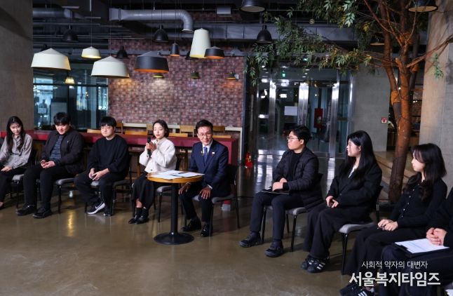 김민석 국무총리가 28일 대전 충남대학교에서 열린'미래대화 1·2·3#청년금융' 제5차 K-토론나라에서 고졸 청년 대출금리 및 청년미래적금 등과 관련한 청년들의 제안을 경청하고 있다.