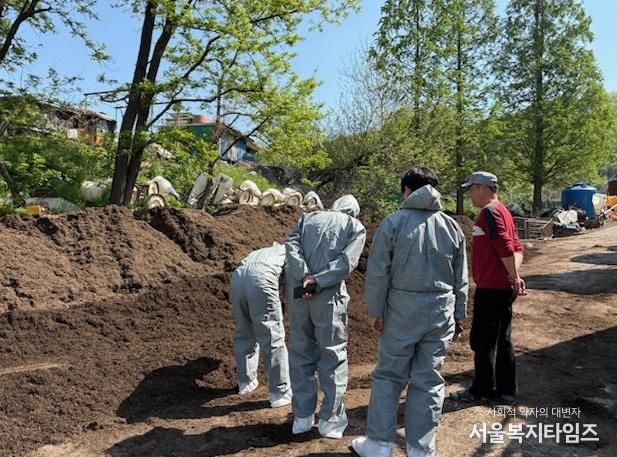 (전문가 컨설팅) 악취 전문가가 아산시 소재 축산농가를 방문해 악취저감을 위한 방안을 마련하기 위해 시설을 점검하고 있다.