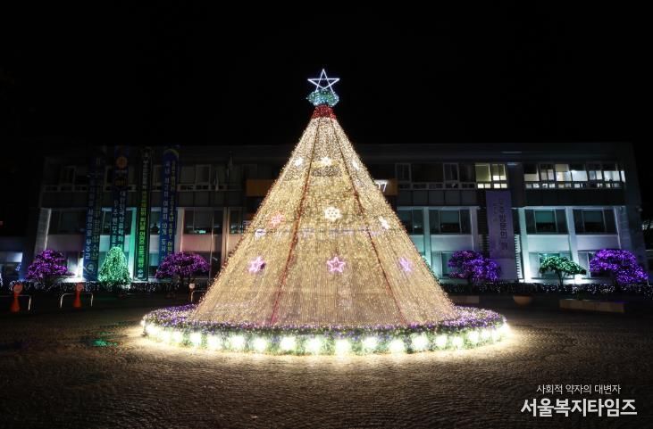 무주군청 앞 대형 성탄 조형물 점등
