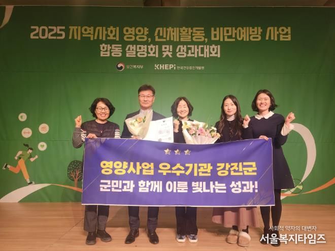 보건복지부 장관 표창을 받은 후 보건소 직원들과 함께 포즈를 취하고 있다.